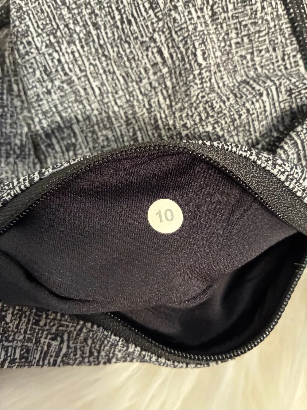 Lululemon Pace Rival Crop 22” Sz 10 Black & White  Activewear